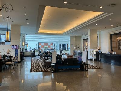 なかなか豪華な６階のメインロビー、そのチェックイン手続き中…