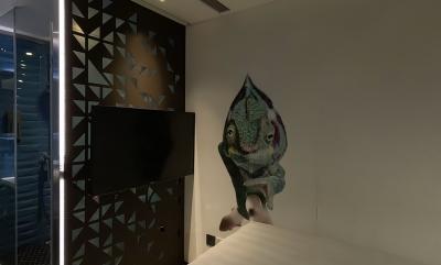 地下に広がる超巨大ホテル、壁紙はとても気持ち悪い