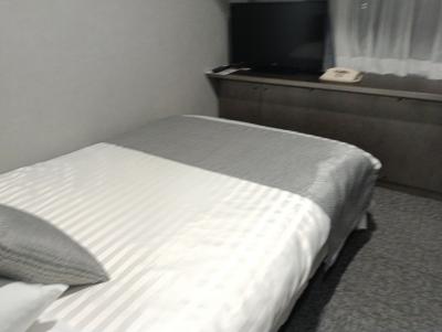 阪急線十三駅から徒歩８分くらいのところにあり、１人で２泊泊まって素泊まりで３３，０００円強でした。