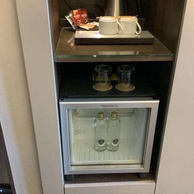 ミネラル水が入っていた冷蔵庫