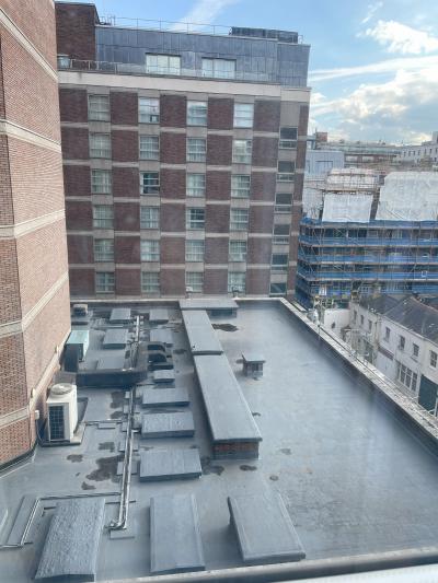 こちらの窓から別の棟の部屋の窓が正面に見えます