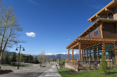 新しく貯水池と山を望む快適なホテル