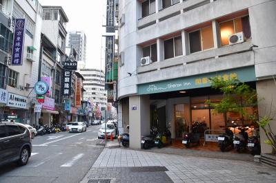 部屋のエアコンが効かなくなり、別室に変えてくれた。徒歩３０秒で美食街通りがあり、夕食を日ごとにあれこれ楽しめた