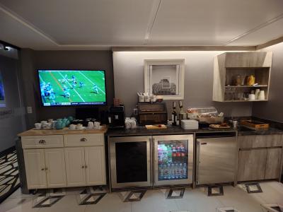 無料の軽食コーナー。ペットボトルの水も取り放題。