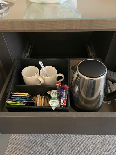 電気ポットとお茶（紅茶、緑茶）