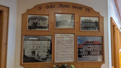 ホテルの建物の変遷を示す写真が飾られています