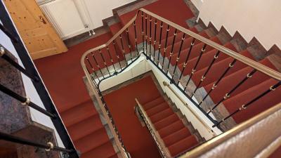 エレベーターもありますが、階段はこんな感じ