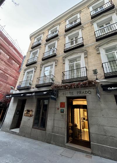 エントランス間口が狭く安宿感漂うフロント