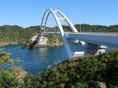 女川町（おながわ・ちょう）尾浦と離島の出島（いずしま）とを結ぶ橋。