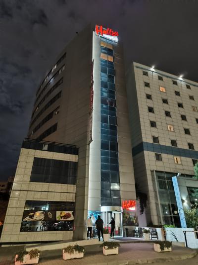 ブカレスト北駅にほど近いホテル。チェックインに時間がかかりました。