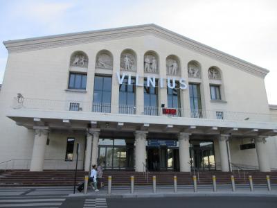 到着ロビーを出て右手に旧市街へのバス乗り場があります。