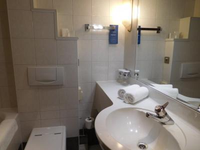 洗面スペースに物を置く場所があり便利