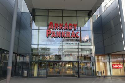 駅直結のショッピングモールが近く便利。