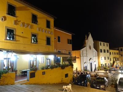 教会の隣りの黄色の壁が印象的なB＆B