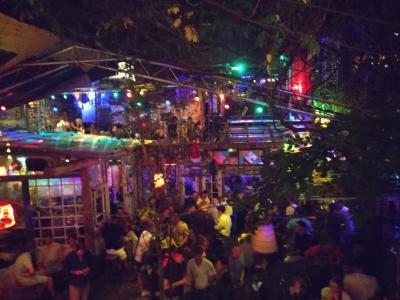 夜23時でも健全かつ賑わっている廃墟バー