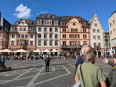 マインツ大聖堂前の広場、観光客だけでなく人々の憩いの場という感じ