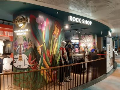 空港内でハードロックカフェ・お酒もお土産も楽しめます。