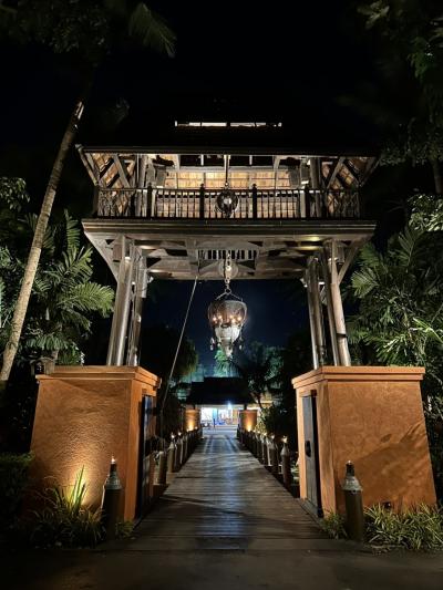 夜のホテル入口