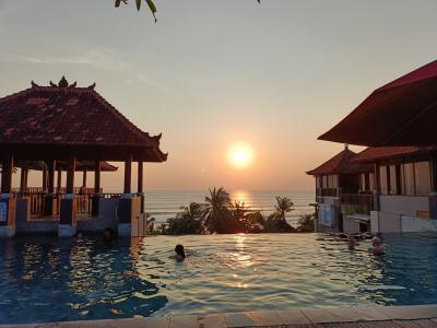 4階プールからの夕日が最高