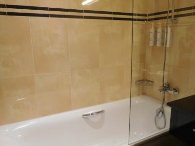 バスタブあり。ガラス扉は少々使いにくい。