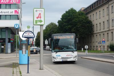 空港行きのバス停。近いです。便利。