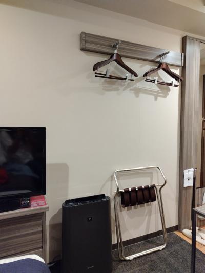 ベット足元の移動式のテーブルが便利です。