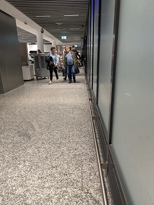 とにかく巨大な空港。有人カウンターの場所が分からず、自動チェックイン機を使ったけれど問題なく使えた