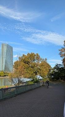 人々が河辺をのんびり散歩している。