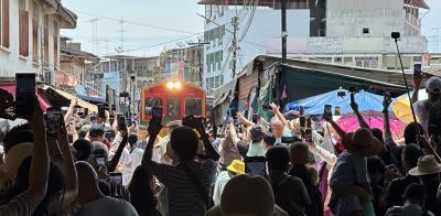 ここに臨むなら...半日or一日ツアーに乗っかるのが絶対に楽！...だと私は思う（メークロン鉄道逢場／バンコク郊外／タイ）