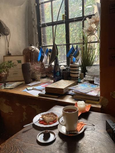 看板猫のいる半地下カフェ(テラス席あり)