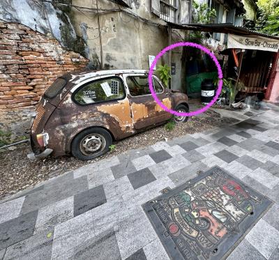 「タラート・ノイ」の最も有名な映えスポット「（中古）フィアット」が置いてあるお店『32 Bar X』（ヤワラー／中華街／バンコク）