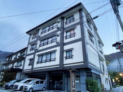 バスターミナル近くにある和風のホテル