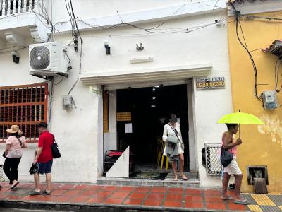 地元の方に大人気の食堂です。