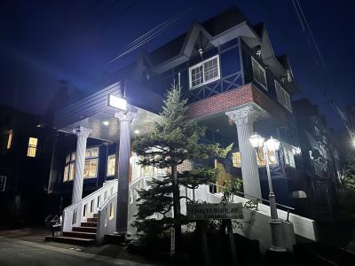 駅からの無料送迎にピアノや温泉も備わる富良野の素敵なお宿