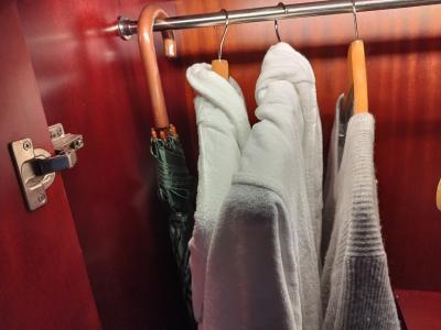 部屋に自由に使える傘と寝巻き