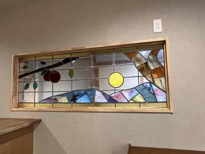 ステンドグラスがみどころの館内。源泉かけ流しの温泉。