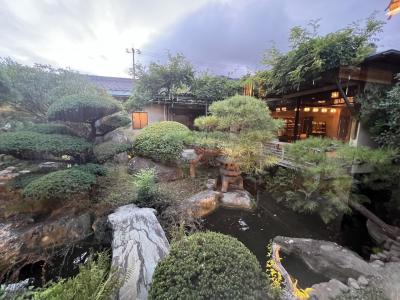 中庭に大きな池があります。源泉かけ流し。