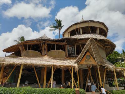 レギャンビーチが一望できる多国籍料理レストラン アズールビーチクラブ