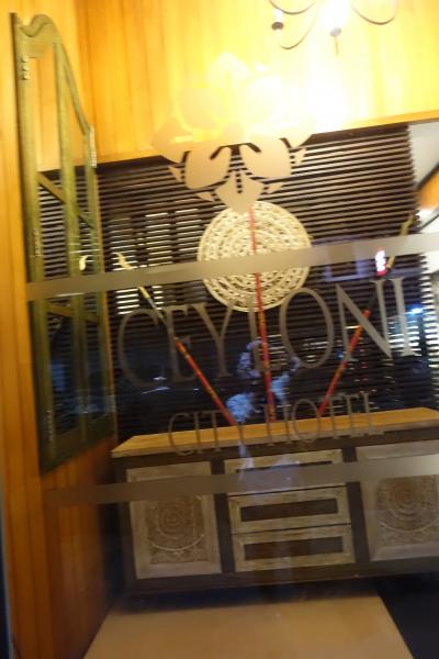 仏歯寺やショッピングセンターまで徒歩圏内。だが街中でうるさい。建物も古い