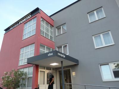 旧市街から離れた場所にあります。