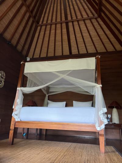 バリ式の天井とベッドが素敵な田んぼビューホテル