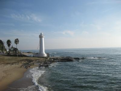 青い海と白い灯台のコントラストが美しい