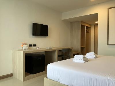 ベッドと壁際のラックしかないので広々と使えます