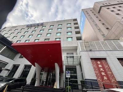 台南駅のすぐ近くにあります