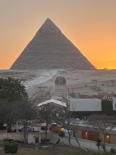 部屋のテラスからもピラミッドが見えます