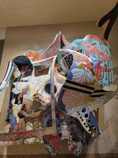 B1の壁に飾ってある現代アート