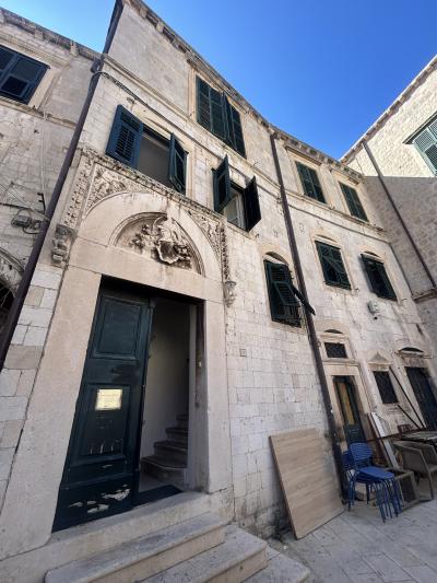 旧市街の便利な立地にある安価な宿