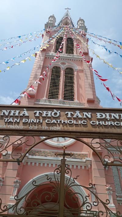 若い観光客でいっぱいです