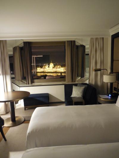 外は中世、中は現代