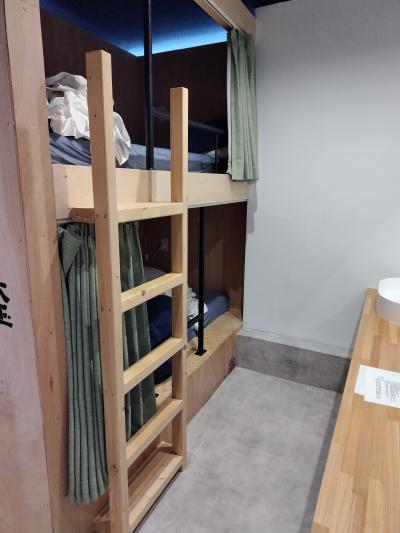 施設内のりんご木箱の利用には温もりが感じられ、気分が温かくなります。